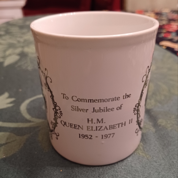 Queen Elizabeth Silver Jubilee Commemorative Kiln Craft Mug - Picture 2 of 7